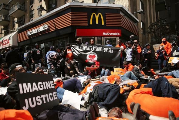 La empresa McDonalds, que se ha convertido en uno de los principales objetivos de estas movilizaciones, expresó en un comunicado su respeto por la movilización laboral.