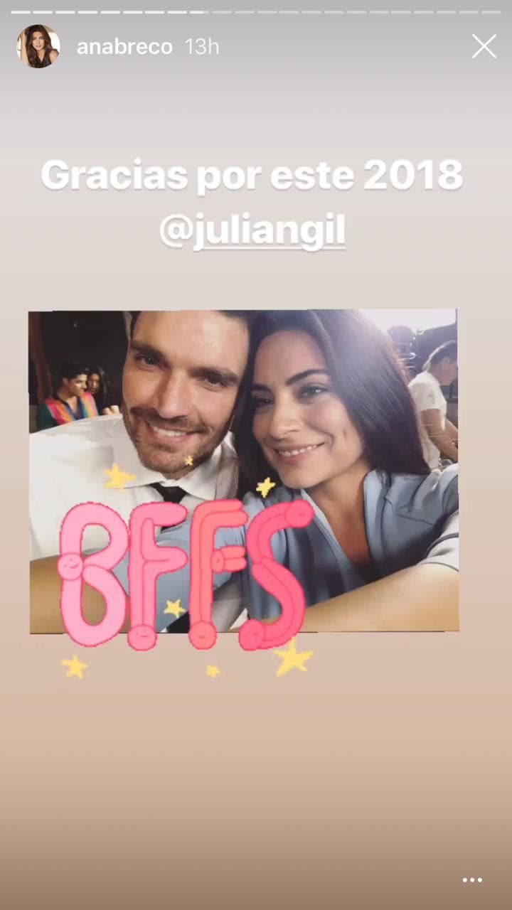 Se trata del actor Julián Gil, con quien trabajó recientemente en la novela 
<b><a href="https://www.univision.com/novelas/por-amar-sin-ley/por-amar-sin-ley-termino-sin-un-final-feliz-estos-son-los-momentos-cumbre-del-gran-desenlace">'Por amar sin ley'</a></b>.