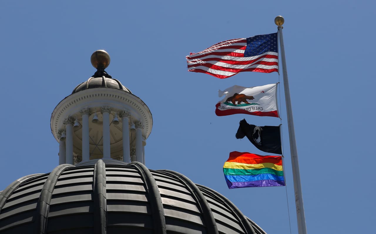La bandera de orgullo LGBTQ ondea sobre el Capitolio estatal de California por primera vez