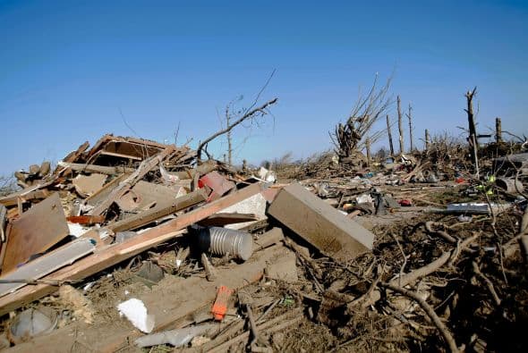 Dos personas perdieron la vida y sobre una veintena resultaron heridas luego del paso de fuertes tornados que tocaron tierra en los poblados de Rochelle y Fairdale a unas 80 millas al noroeste de Chicago la noche del jueves. Rescatistas continúan en la búsqueda de personas desaparecidas entre los escombros.