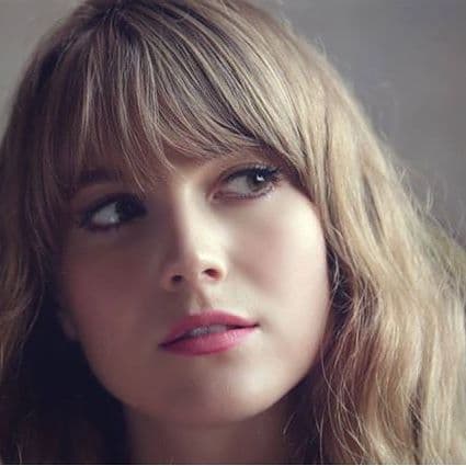 ¿Qué tal se ve de rubia? Le queda de maravilla.