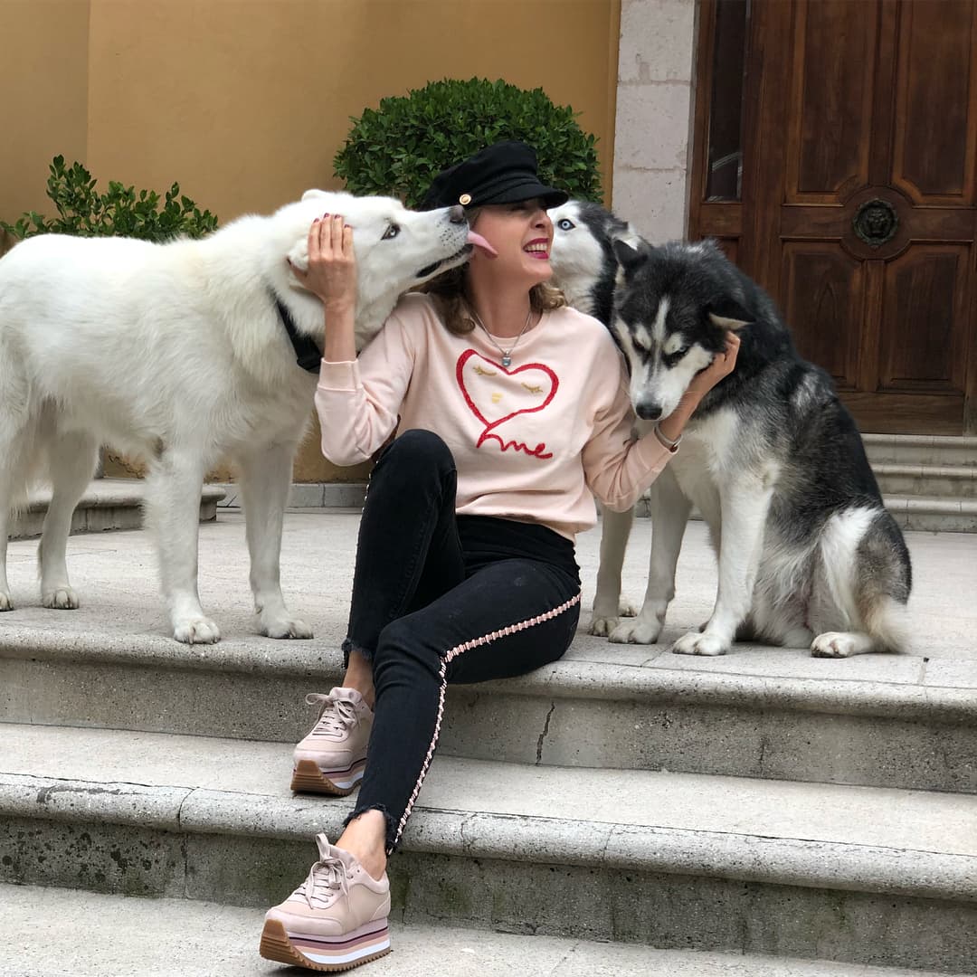 Por otra parte, para honrar la memoria de Edith González, este 13 de julio, amigos y familiares se dieron cita en la parroquia del Espíritu Santo, ubicada en la Ciudad de México, según
<b><a href="https://www.quien.com/espectaculos/2019/07/13/revelan-secretos-de-la-infancia-de-edith-gonzalez" target="_blank">informó la revista Quién</a></b>.