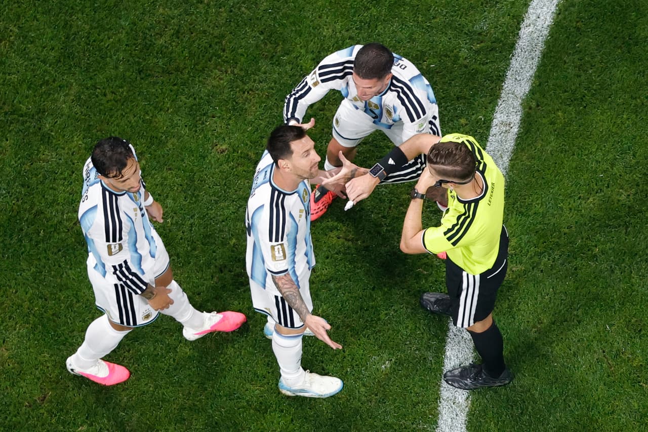 Lionel Messi, de Argentina, discute con el árbitro François Letexier durante el partido de octavos de final del Mundial entre Argentina y Egipto en Atlanta, el martes 7 de julio de 2026.