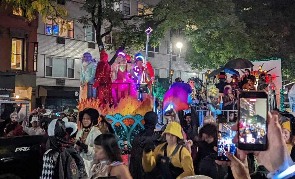 El desfile fue visto por miles de personas que invadieron las banquetas de Manhattan.