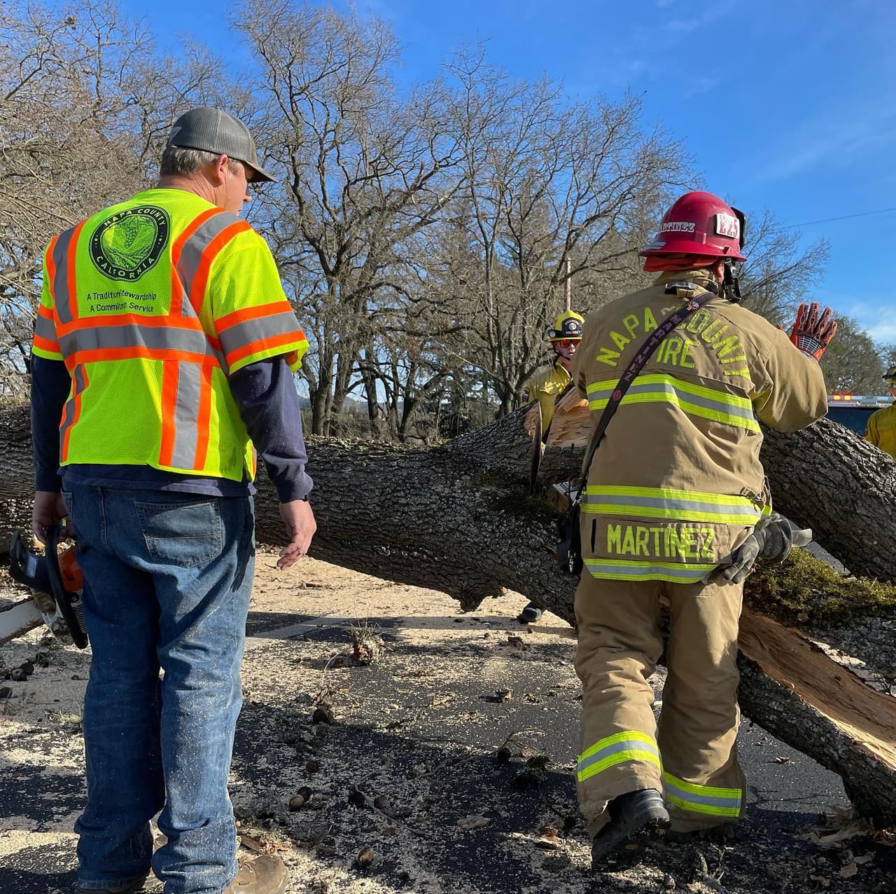 El Servicio Meteorológico Nacional extendió la advertencia por fuertes vientos hasta las 4 pm de este sábado para las zonas montañosas del Norte de la Bahía, donde se espera que las ráfagas rebasen las 70 millas por hora.