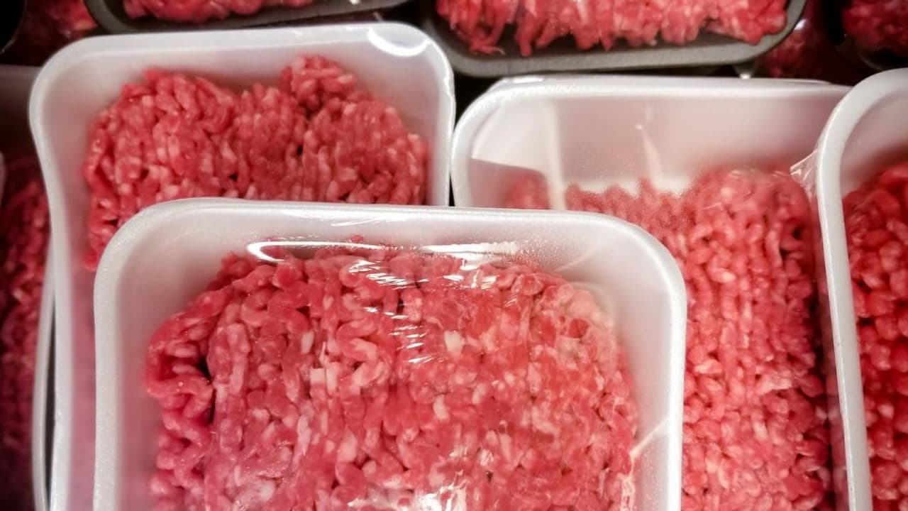 Anuncian el retiro de 132,606 libras de carne molida por brote de E. coli que deja un muerto en EEUU