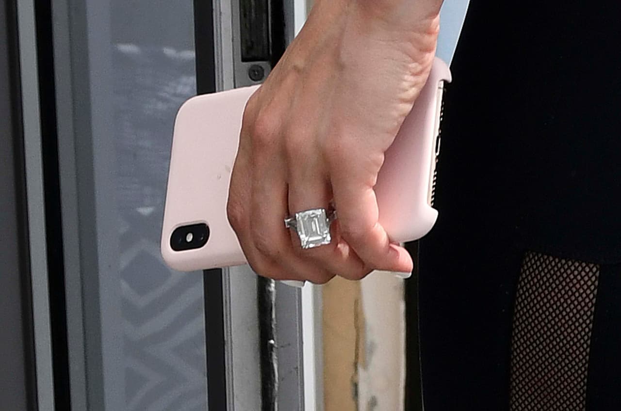 <b>Jennifer Lopez</b> le dio el "sí" a Alex Rodríguez en marzo de 2019. Así lo anunció la pareja a través de sus redes sociales. Como parte del ritual, ‘La Diva del Bronx’ recibió un costoso anillo que estaría valuado en más de 1,000,000 de dólares.