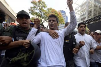 El momento en el que Leopoldo López es tomado en custodia por la Guardia Nacional de Venezuela.