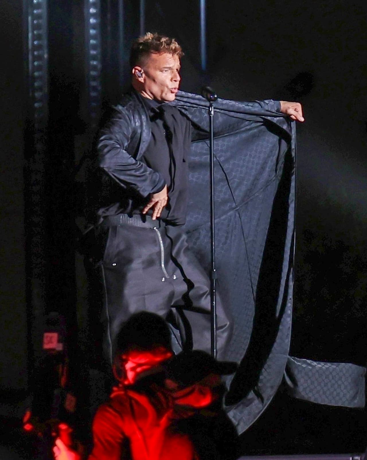 Incluso, poco a poco se fue despojando de las prendas.