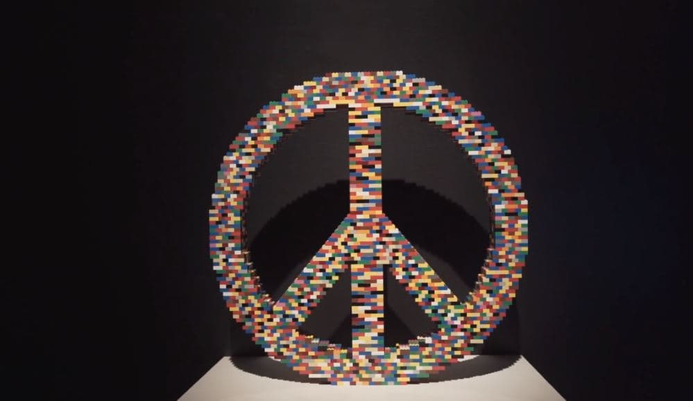 El símbolo de la paz diseñado originalmente por Gerald Holtom para la primera marcha por el Desarme Nuclear que tuvo lugar en Londres en 1958, también tiene su réplica en la exposición de arte creada con piezas de LEGO.