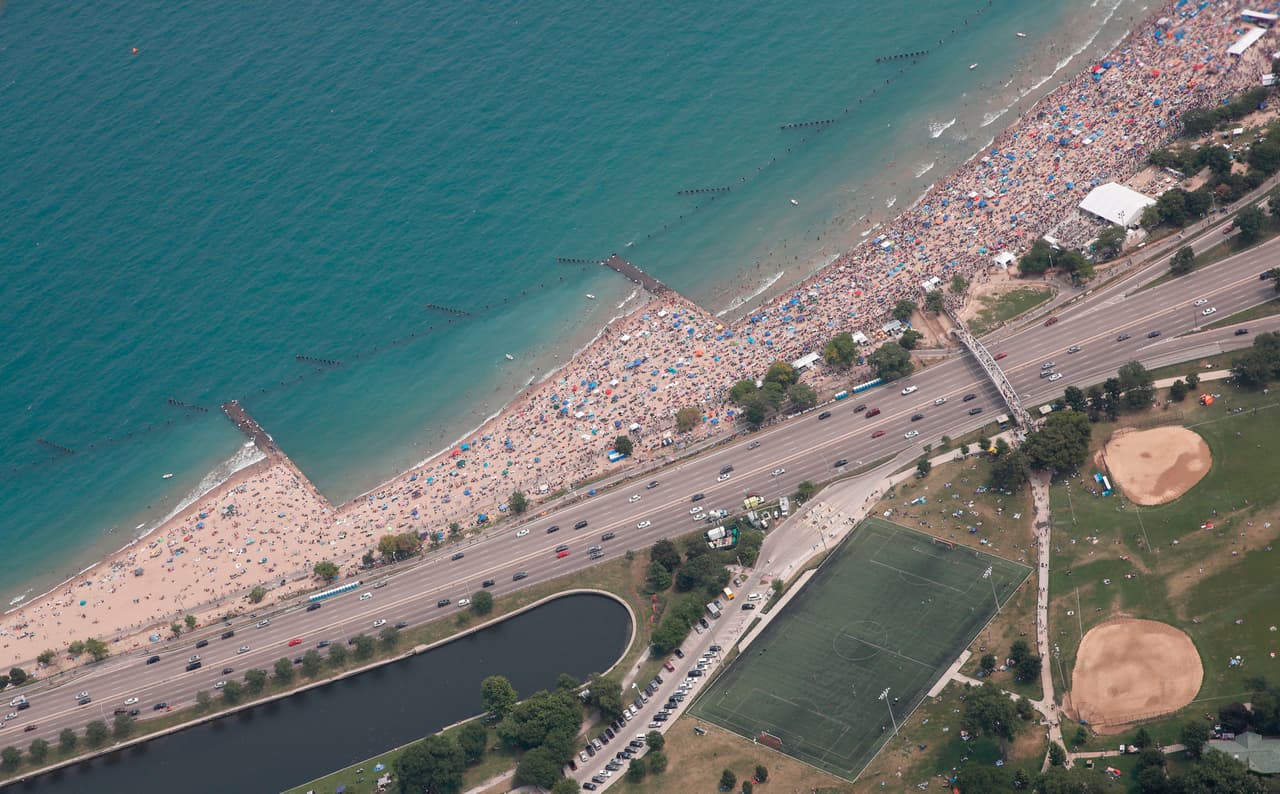“No subestimen los riesgos de la calor y la humedad. Es peligroso y en otros casos puede causar la muerte. Lo mejor es tomar mucha agua y mantenerse en lugares acondicionados”, dice la Dra. Allison Arwady, comisionada del Departamento de Salud Pública de Chicago.