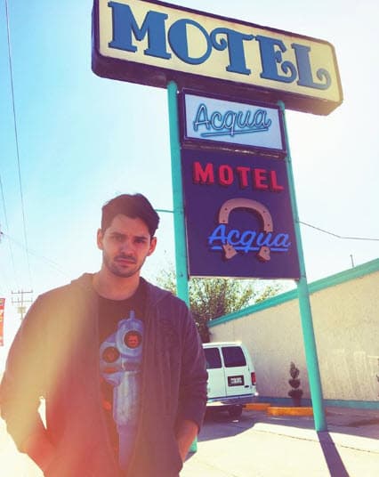 Richie, de 16 años de edad, llegó a Guatemala junto con sus compañeros de la agrupación en un helicóptero y bajó saludando a sus fans, al alzar las manos una de ellas entró en el rotor de la aeronave y le arrancó cuatro dedos.