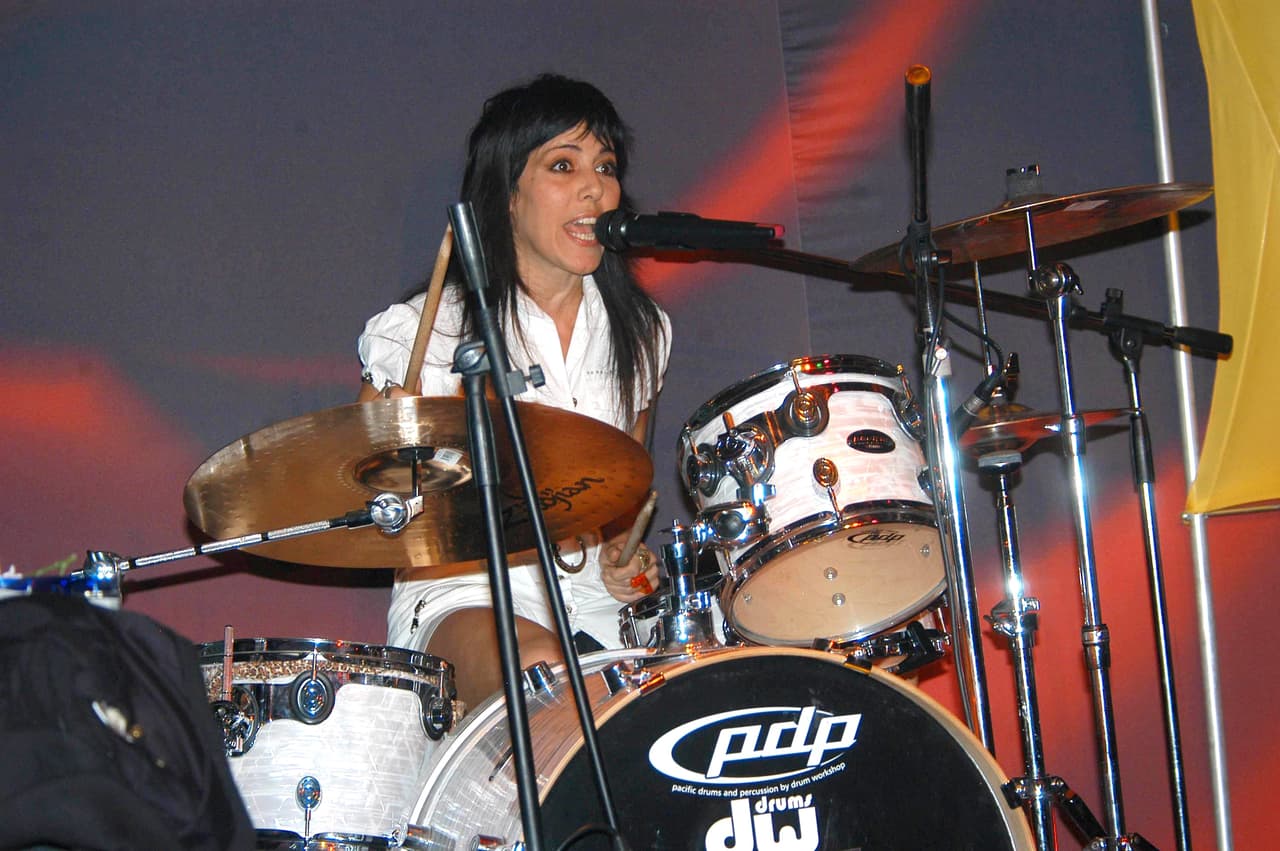 En el 2006 presentó su disco 'Tuna' del cual se desprendió el sencillo 'Vente'.