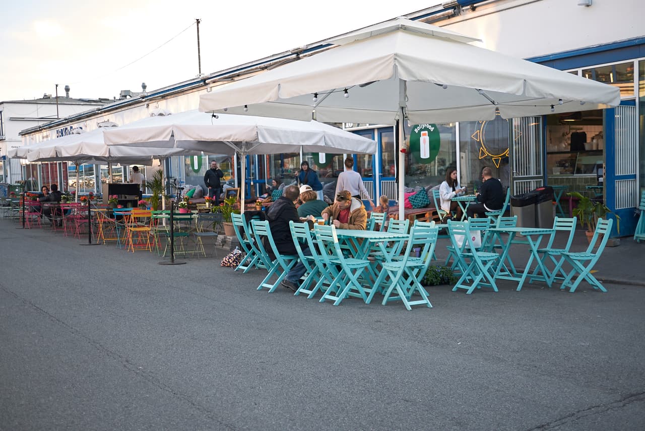 <h3 class="cms-H3-H3">24. Vesterbro, Copenhague, Dinamarca</h3>
<br>
<br>Bullicioso y animado, Vesterbro en Copenhague está lleno de famosas calles históricas, lugares perfectos para nadar en los canales, boutiques y atracciones como el museo Glyptoteket y el famoso recinto ferial de Tivoli. A pesar de la gentrificación, todavía tiene un ambiente de vecindad con su mezcla de estudiantes, jóvenes profesionales, familias y lugareños de toda la vida. Bajo el sol, tome una botella de vino para llevar de KIHOSK en Sonderboulevard y disfrute el césped en una espaciosa calle arbolada. 
<br>