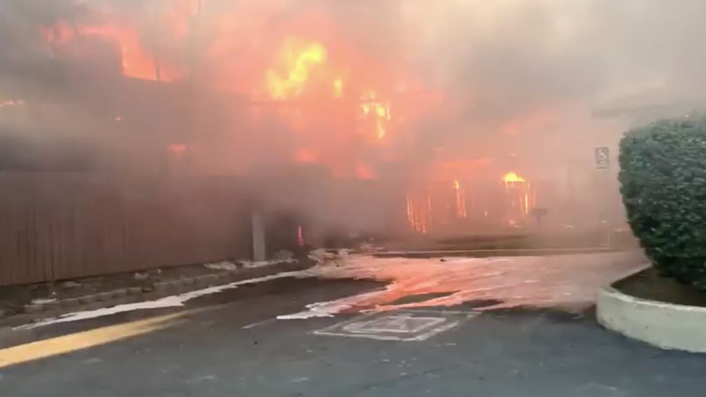 Decenas de personas quedan desplazadas tras un incendio de apartamentos en Yuba City