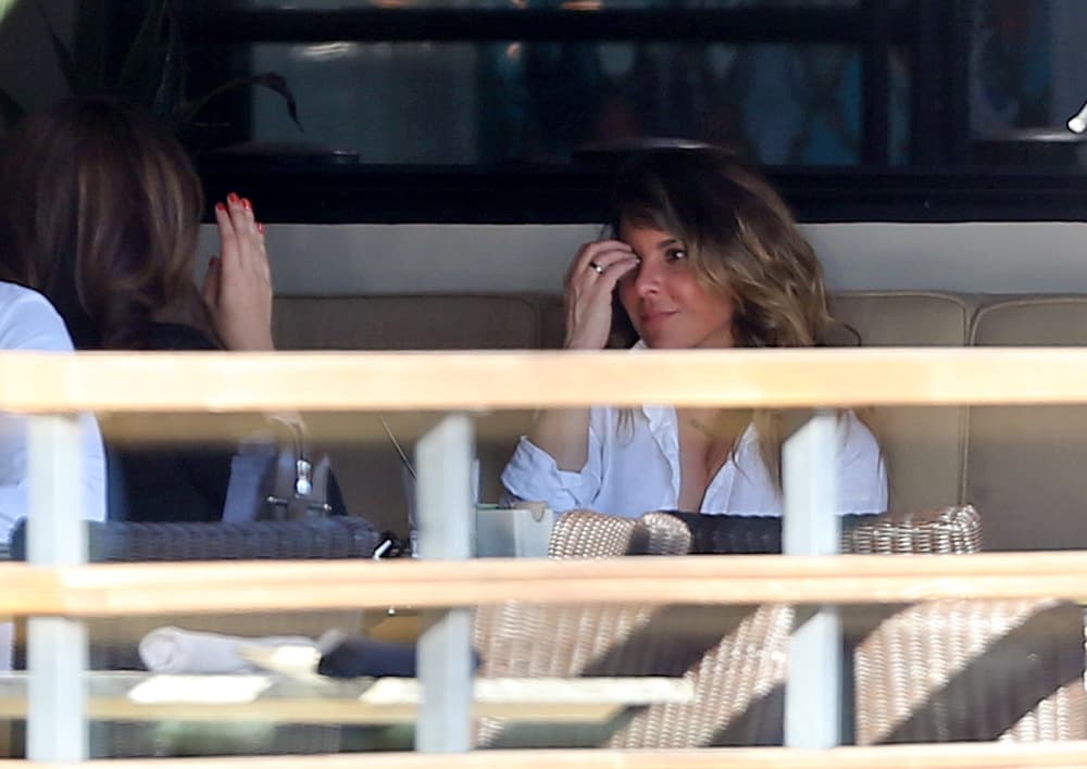 Tan buena estaba la plática que no tocaban la comida.