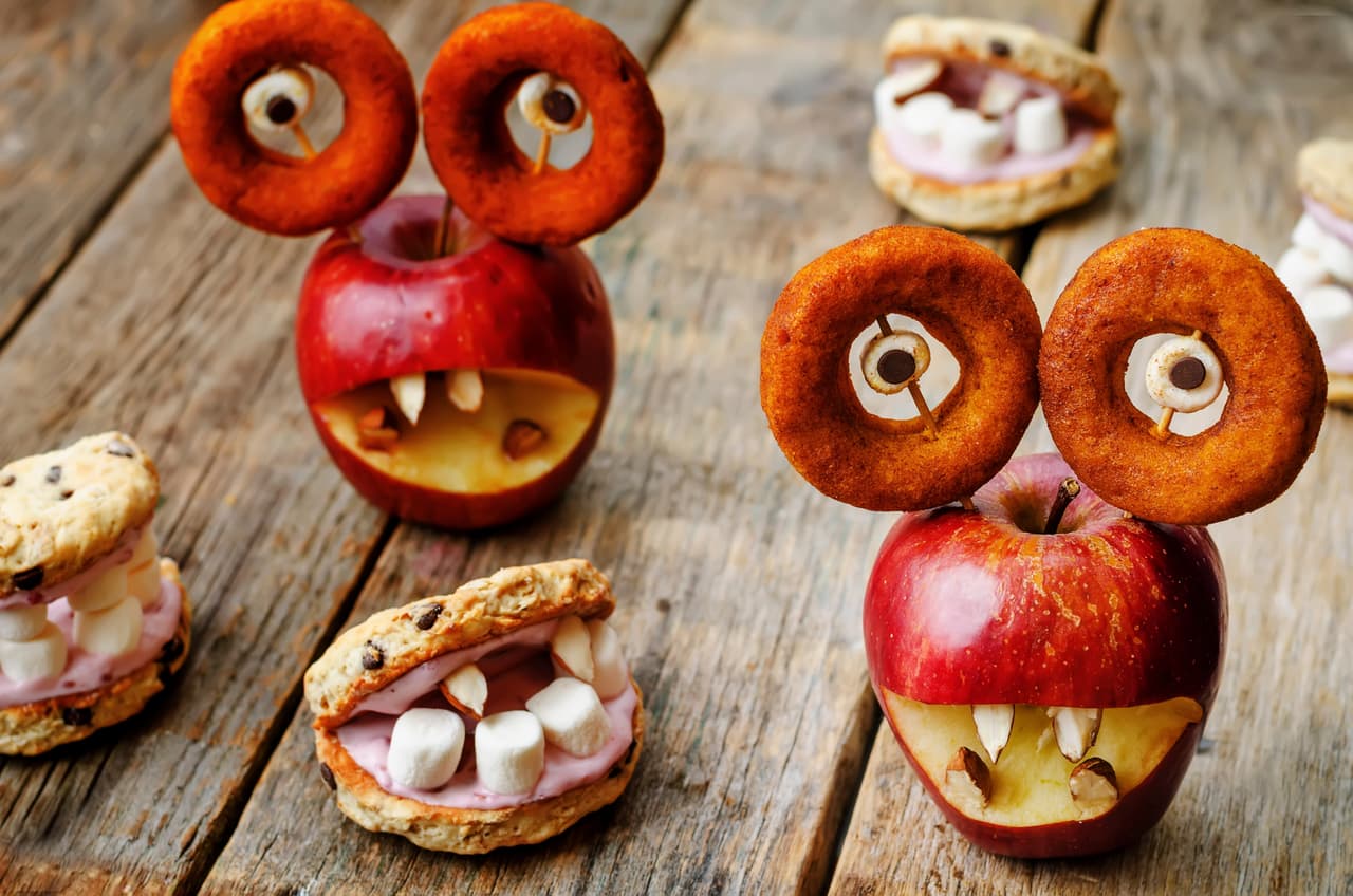 <b>Monstruos de manzana</b>
<br>Si quieres un snack más sano para Halloween puedes ponerle ojos a las manzanas. Remueve un gajo de la manzana para simular una boca y clava frutos secos, semillas o almendras en un extremo. Los ojos pueden ser pinchos de frutos secos.