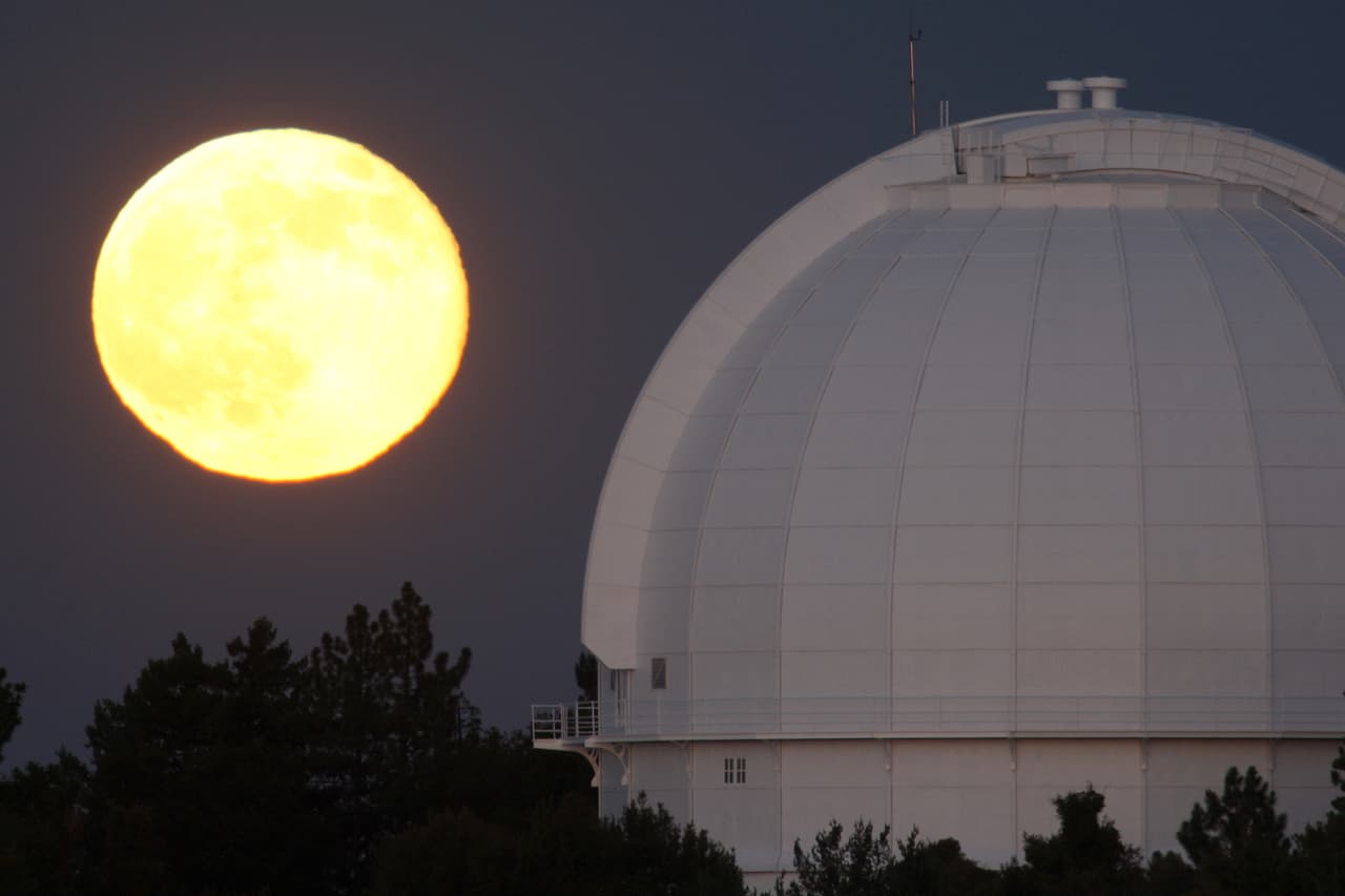 Uno de los mejores lugares en Los Ángeles para apreciar este tipo de fenómenos astronómicos, es el Observatorio de Griffith. La entrada es gratuita y el horario durante el día del eclipse es de las 12:00 p.m. a 10:00 p.m.
<br>
<br>Dirección: 2800 E. Observatory Ave, Los Ángeles, CA 90027
<br>