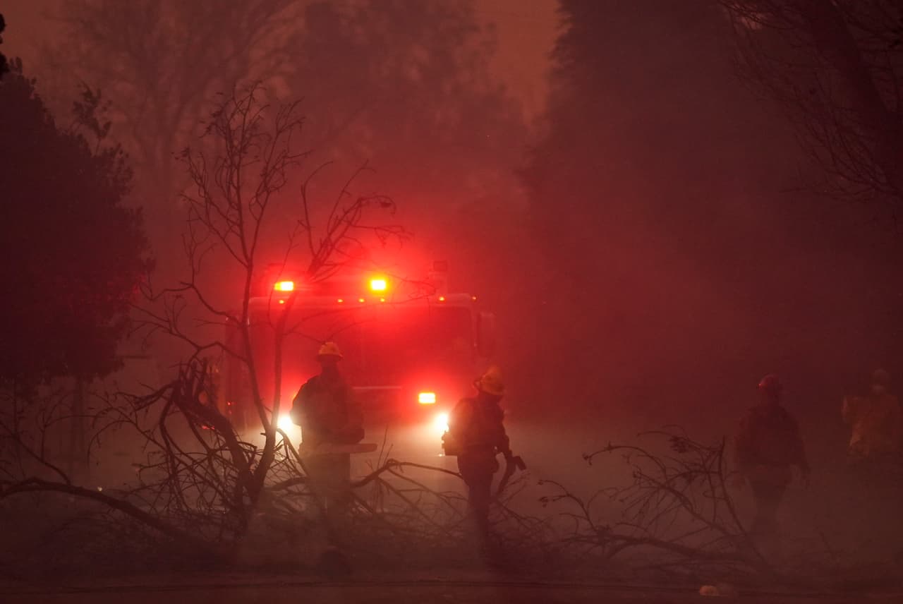 Dos personas fueron hospitalizadas por inhalación de humo. Las condiciones de viento erráticas dificultaron el uso de aviones, aunque helicópteros continuaron lanzando agua.