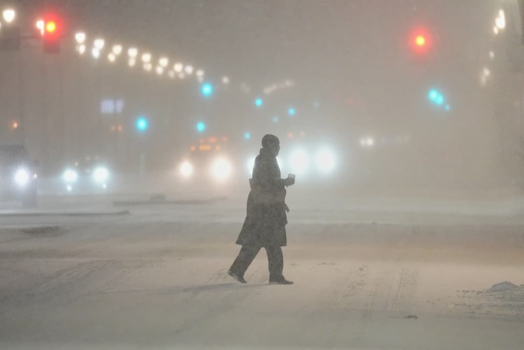 Bajo estas condiciones, 
<b>se le pidió a las personas que no salgan a menos de que sea ultra necesario</b>. Entonces, el tránsito de peatones en la ciudad no se detiene en medio de la peligrosa tormenta de nieve.