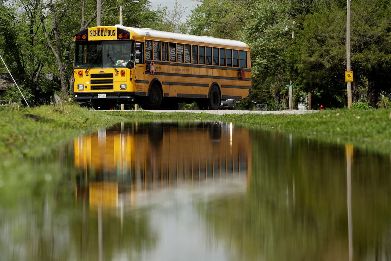 Acusan a conductora de dejar a un adolescente con autismo en un autobús a 128 grados