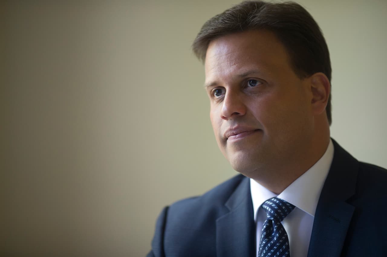 Elías Sánchez participaba del chat bajo el seudónimo "F do". Sánchez era el representante del gobernador ante la Junta de Supervisión Fiscal. Sánchez compartió una noticia sobre un caballo muerto y dijo; "ahora resulta que los caballos agonizan ante la precaria situacion del gobierno 😄".