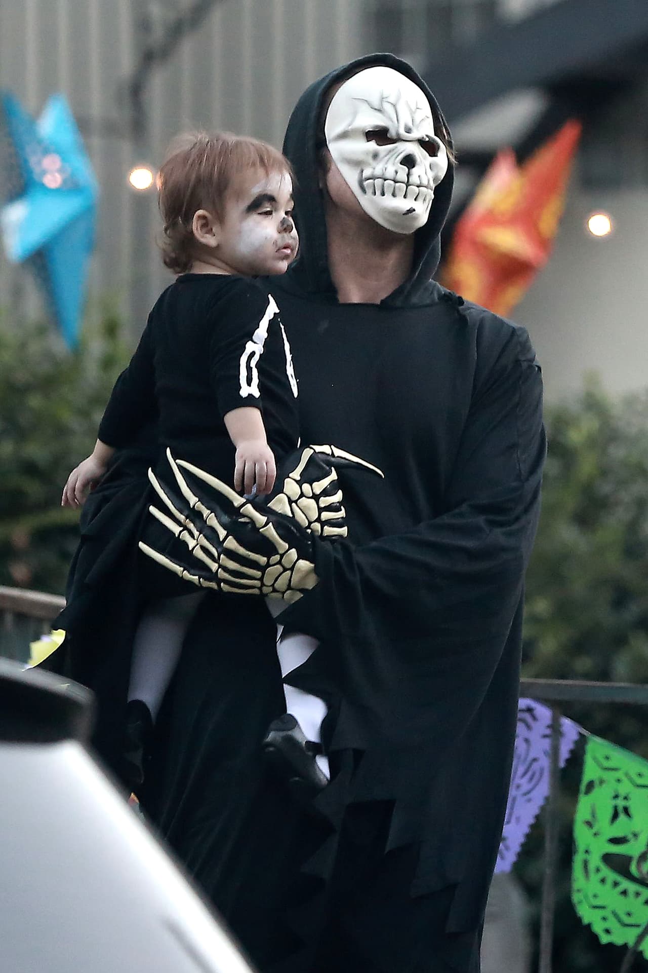 El papi orgulloso cargando a su nenita.