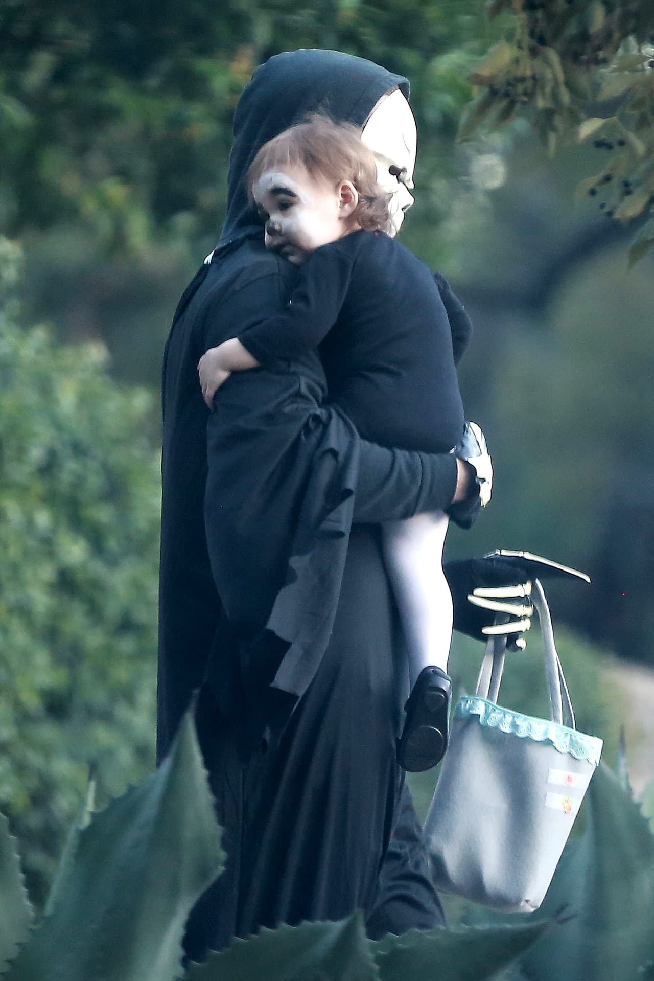 Porque Eva Mendes y Ryan Gosling salieron a pedir 'trick or treat'.