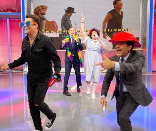 Y acá, Calderón y doña Meche pusieron a bailar al mismísimo Carlos Vives.