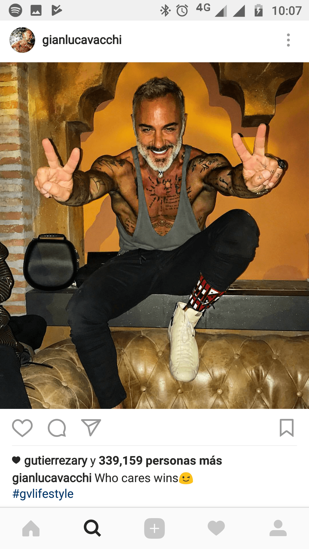 Incluso usa escotes para lucir su figura.