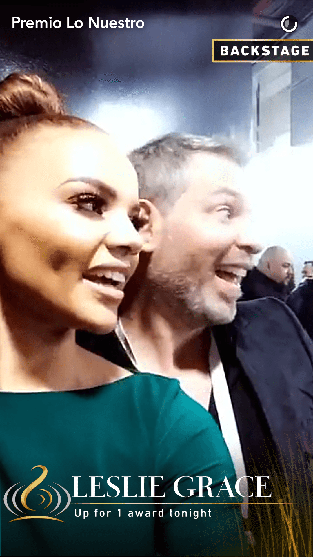 Leslie es tomada por sorpresa mientras intenta enviar un saludo vía Snapchat.