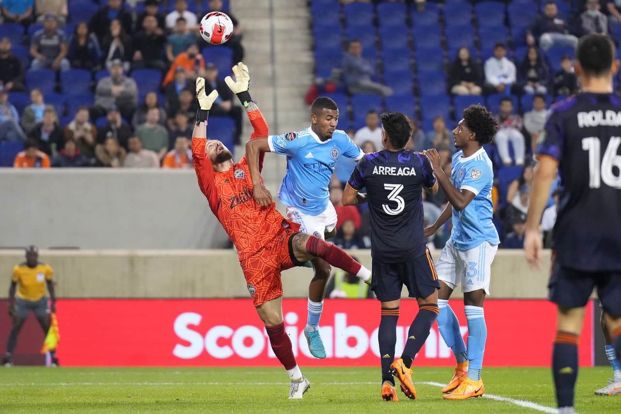 Al 51’, Santiago Rodríguez encontró el descuento para el NYC FC, pero el marcador global aún pesaba, ya que necesitaban tres goles más para poder darle la vuelta al juego.