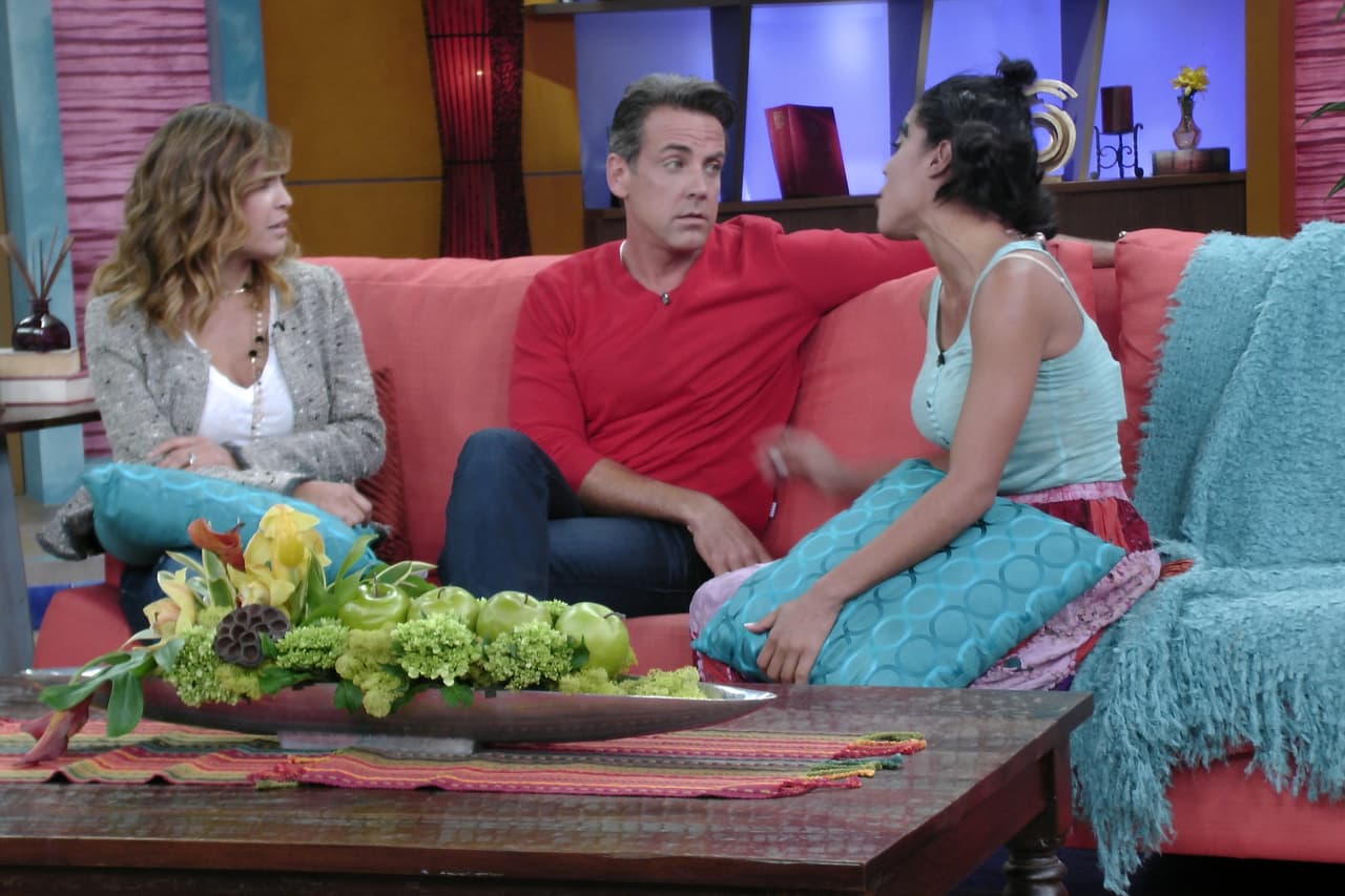 Mela trató de convencer a Carlos de que la contratara, pues está segura de que ella puede triunfar en Hollywood.