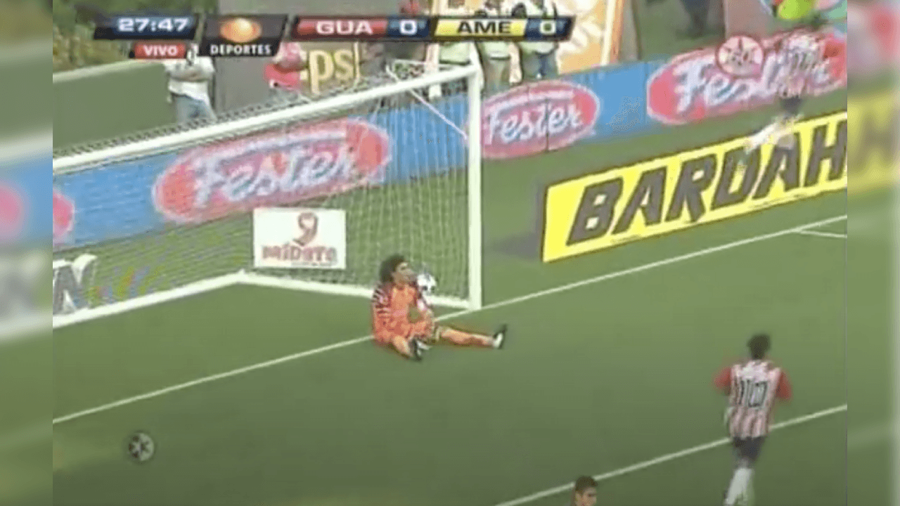 Guillermo Ochoa se quedó incrédulo y nada pudo hacer. Solamente logró sacar el balón del fondo de las redes.