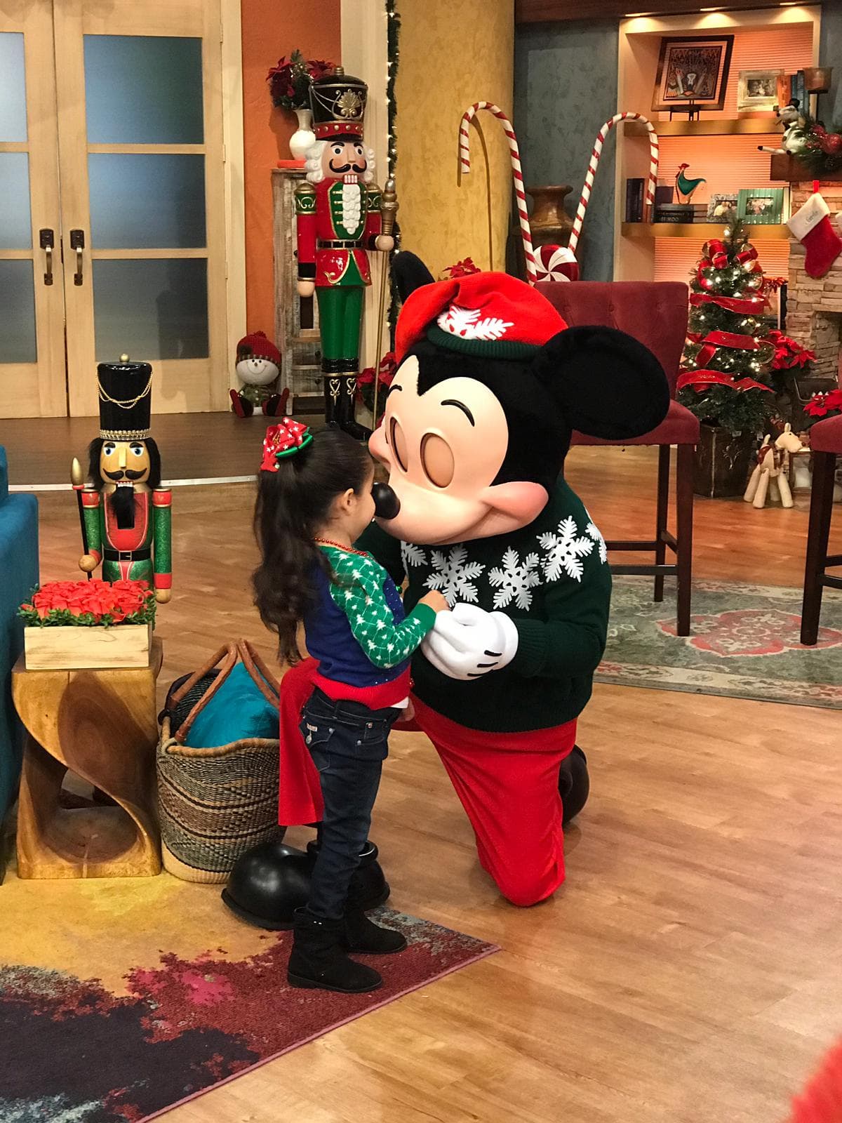 Y hasta fuimos testigos de un tierno beso nariz con nariz entre Giulietta y Mickey Mouse.