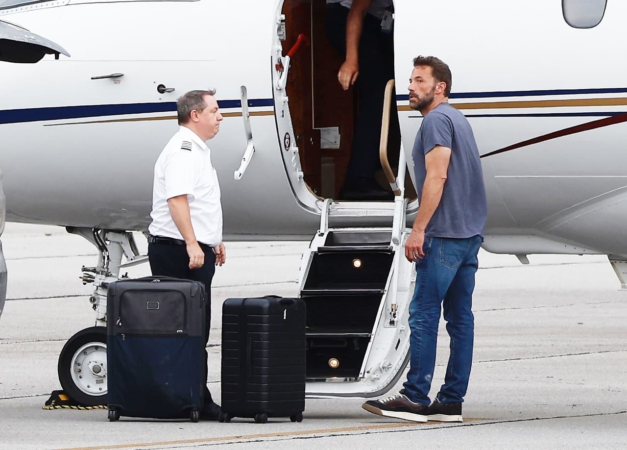 Sin embargo, el actor fue visto sin su ahora esposa la misma tarde del domingo. 
<br>