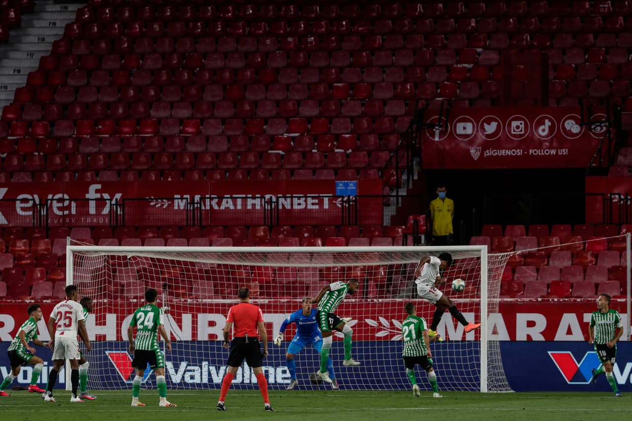 Con goles de Lucas Ocampo y Fernando, el Sevilla tiene el regrso soñado al derrotar 2-0 al Real Betis en el Derbi de Sevilla.