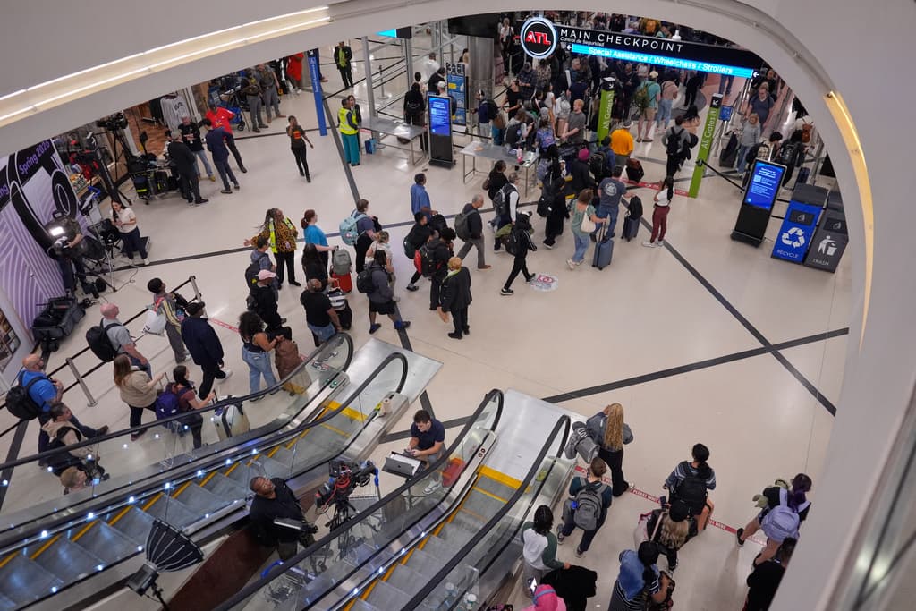 En los comentarios de diversas publicaciones, 
<b>los usuarios se dan consejos como dónde estacionarse y si se puede hacer un <i>check-in (</i>documentación) en la terminal internacional si el vuelo que tienes es un vuelo doméstico. </b>