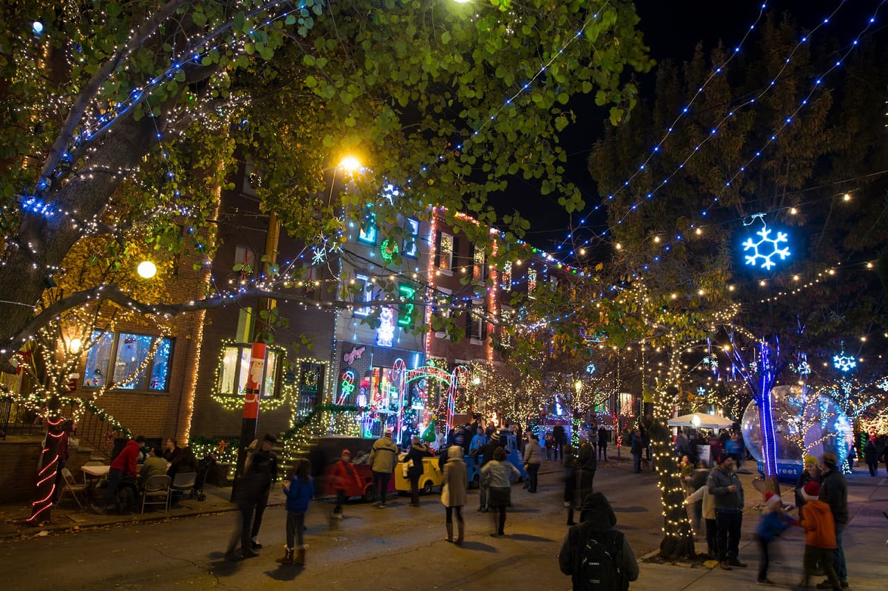 El Milagro en South 13th Street reúne a los vecinos a lo largo de la cuadra 1600 de South 13th Street para decorar sus hogares con luces navideñas y decoraciones exageradas, que se encienden cada noche, a partir del sábado después de Acción de Gracias.