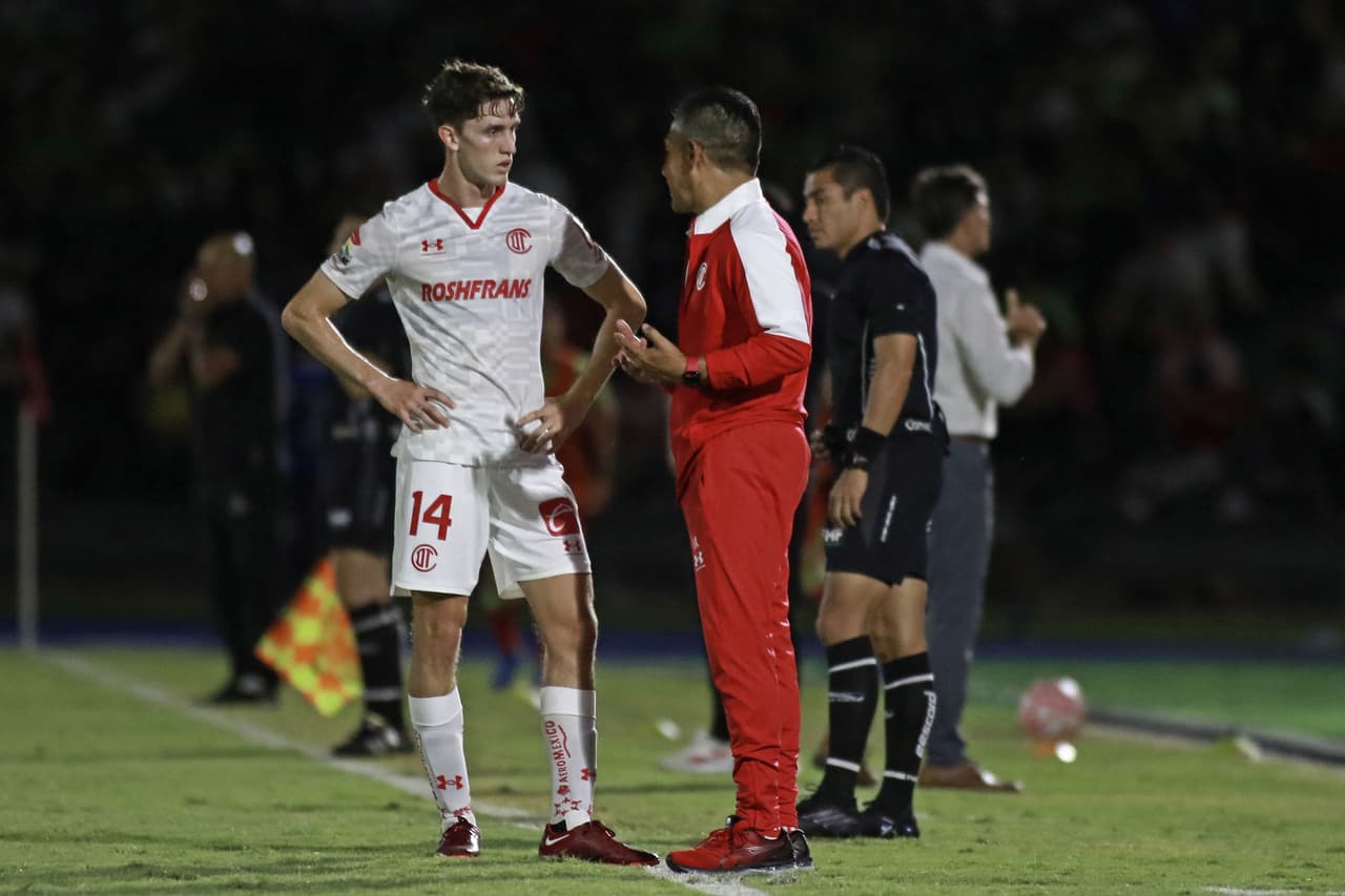 Nacho Ambriz daba indicaciones.