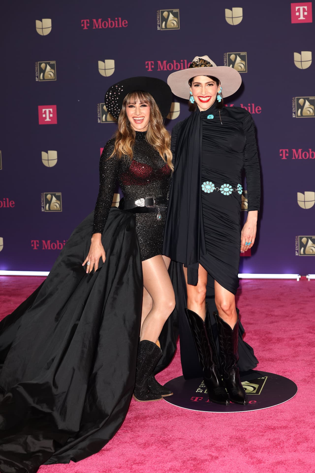 El dueto Ha*Ash eligió un 'outfi't monocromático.