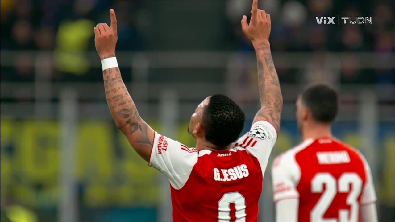 ¡Otra vez a balón parado! Doblete de Gabriel Jesus