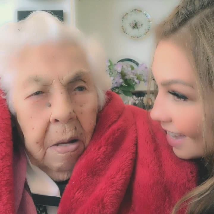 El vocero de los familiares que tienen residentes en el lugar rechazó las versiones de maltrato que acusa Laura Zapata. Confirmó que la enfermera a cargo de su abuela es un servicio contratado de manera externa al asilo y que el personal que ahí labora da un buen servicio: "Les dan actividades todos los días, todo de muy buena calidad, llevan gente superprofesional, el servicio de enfermería es maravilloso, hay dos geriatras adentro".
<br>