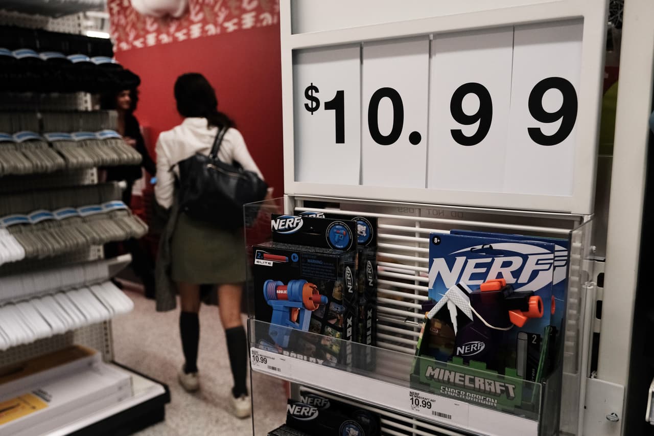 La inflación y la sombra de una posible recesión han provocado que varias familias estadounidenses hayan tenido que ajustarse el cinturón y reducir sus gastos. De hecho, se espera que la Reserva Federal anuncie este miércoles 2 de noviembre 
<a href="https://www.univision.com/noticias/dinero/cuando-se-espera-la-proxima-subida-de-tasas-de-la-fed">una nueva subida de las tasas de interés clave</a> de un 0.75%.
<br>
<br>Es la cuarta subida consecutiva de las tasas de interés clave y, pese a los esfuerzos de la Reserva Federal, la inflación no cede: 
<a href="https://www.univision.com/noticias/dinero/inflacion-ipc-septiembre-2022-estados-unidos">el Índice de Precios al Consumidor aumentó un 0.4%</a>. Pero es posible ganar un poco de dinero extra para resistir el temporal. El sitio GoBankingRate.com enumeró algunas formas para conseguir. 
<a href="https://www.univision.com/noticias/dinero/productos-servicios-que-mas-han-subido-de-precio-inflacion-fotos"><i><b>Aquí puedes ver los 30 productos y servicios que más han aumentado en el último año.</b></i></a>
<br>