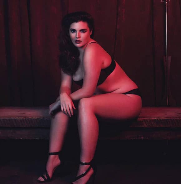 Alessandra posó en sexy lencería para la revista Slink.