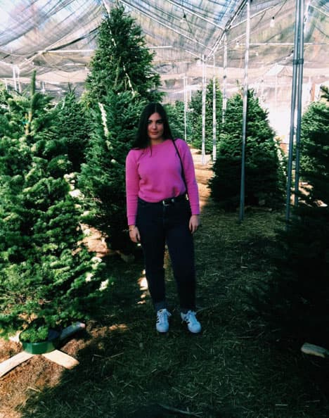 Escogiendo su arbolito de Navidad.