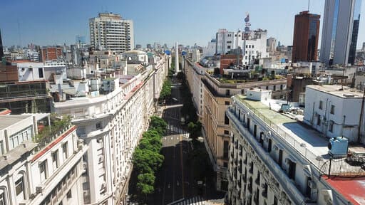 Buenos Aires, Argentina. Al fondo en la imagen se ve el Obelisco, sitio que suele estar lleno de gente y de autos. El gobierno argentino ordenó a los residentes una cuarentena hasta fin de mes para ayudar a contener la propagación del virus. En otros países, como México, las autoridades se resisten a tomar medidas drásticas para enfrentar la pandemia.
