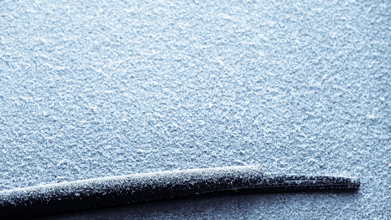 <b>Preparar el sistema de limpia parabrisaspara el invierno</b>:
<br>
<br>En invierno es importante instalar escobillas limpia parabrisas 
<b>especiales para clima frío</b>, las cuales cuentan con cobertores de tela o goma que impiden que se acumule humedad sobre sus partes móviles. Este impide la formación de incómodas capas de hielo que dificultan su funcionamiento. También hay que llenar el tanque de fluido limpiador del parabrisas con una solución especial para el invierno y recuerda nunca añadir sal, lo cual sólo servirá para corroer partes internas del vehículo.