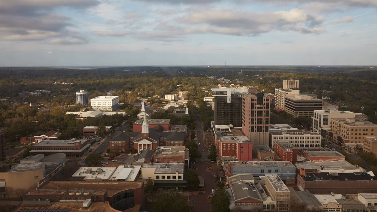 La capital de Florida, destacada por su asequibilidad con viviendas por menos de $290,000 y un ambiente tranquilo y seguro.