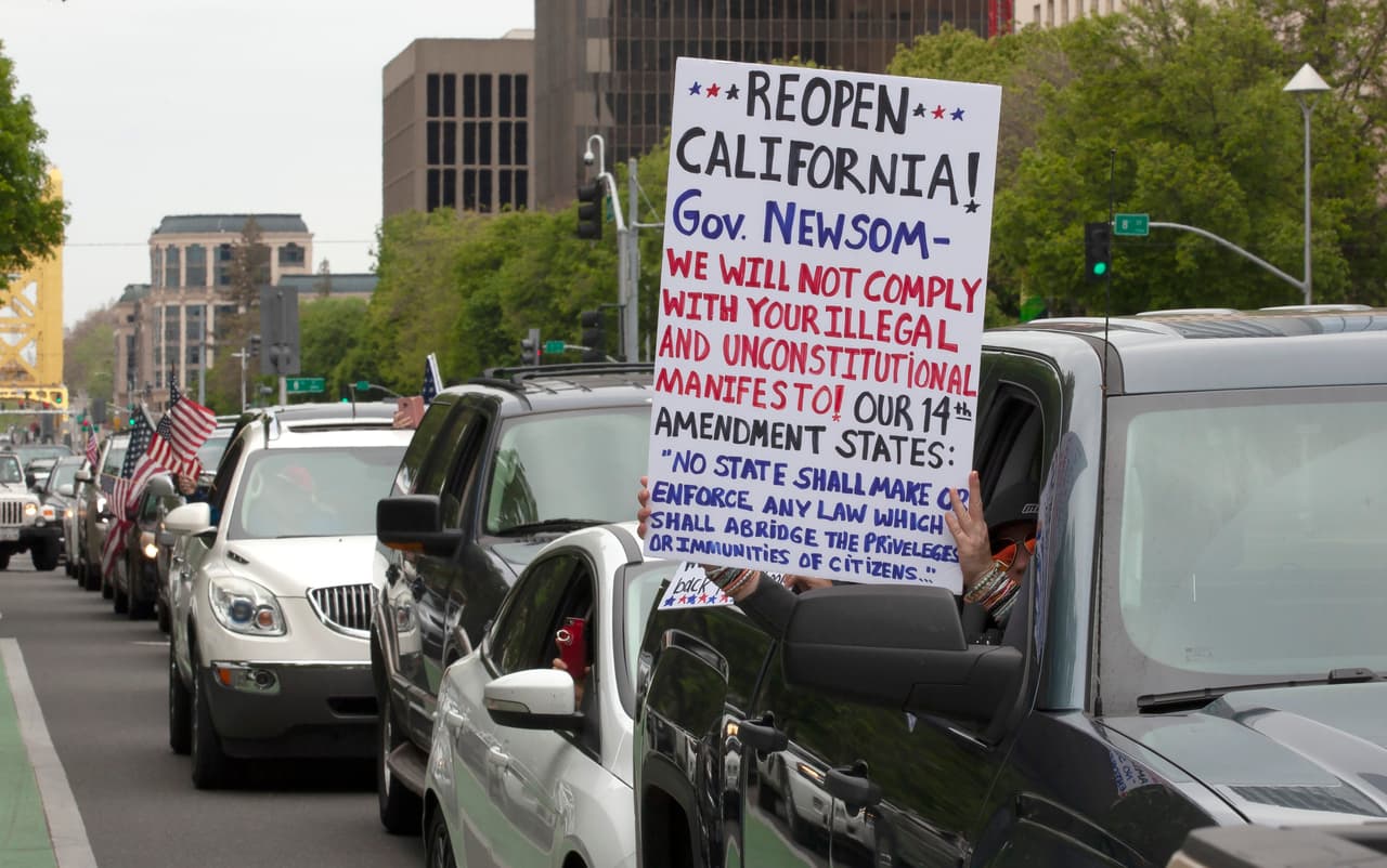 Los residentes de California están bajo órdenes similares que se han implementado en la mayoría de estados del país, pero estas han llevado a que más de tres millones de personas soliciten desempleo, y que decenas de miles de negocios cierren o limiten sus operaciones. (AP/Rich Pedroncelli)